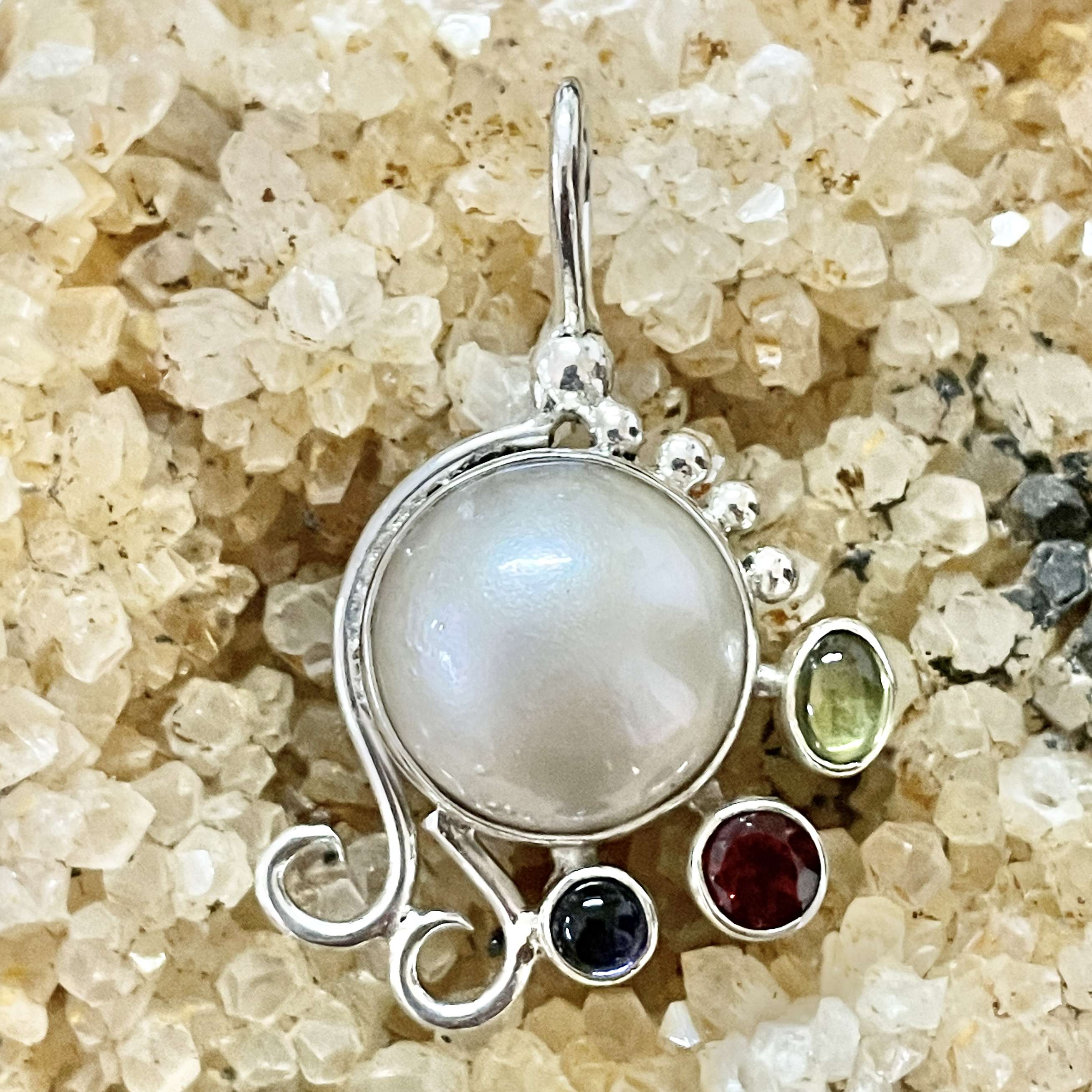 (HANDMADE 925 BALI SILVER PENDANT WITH MABE PEARL, MIX STONES)